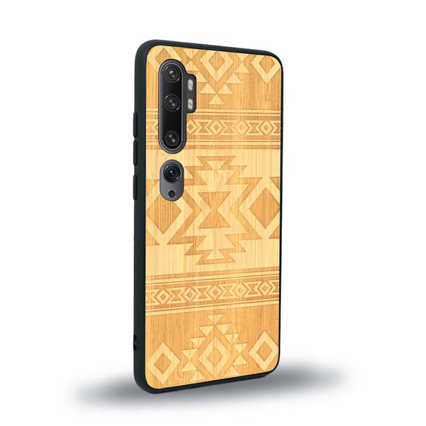 Coque de protection en bois véritable fabriquée en France pour Xiaomi Mi Note 10 Pro avec des motifs géométriques s'inspirant des temples aztèques, mayas et incas