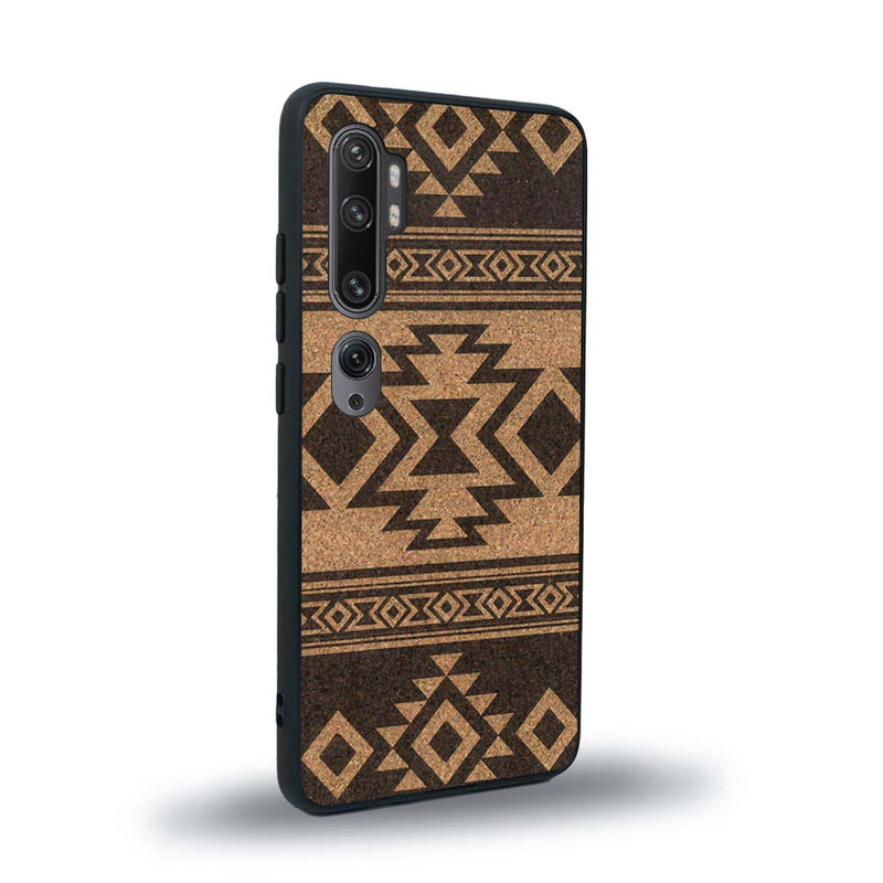 Coque de protection en bois véritable fabriquée en France pour Xiaomi Mi Note 10 Pro avec des motifs géométriques s'inspirant des temples aztèques, mayas et incas