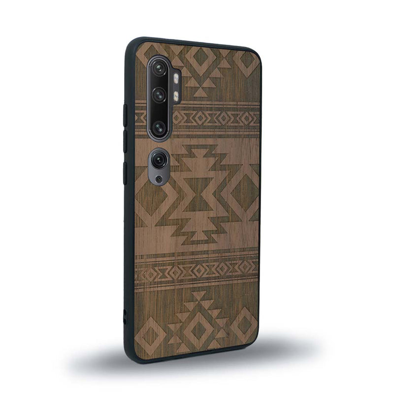 Coque de protection en bois véritable fabriquée en France pour Xiaomi Mi Note 10 Pro avec des motifs géométriques s'inspirant des temples aztèques, mayas et incas