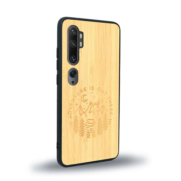 Coque de protection en bois véritable fabriquée en France pour Xiaomi Mi Note 10 Pro sur le thème du camping en pleine nature et du bivouac avec la phrase "Aventure is out there"