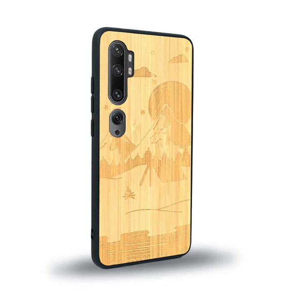 Coque de protection en bois véritable fabriquée en France pour Xiaomi Mi Note 10 Pro sur le thème du camping en pleine nature représentant une tente avec un feu de camp entouré de montagnes