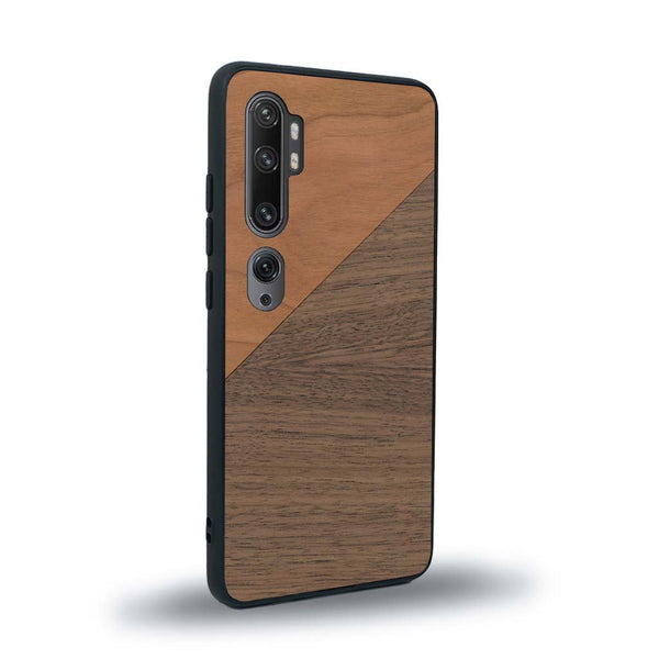 Coque de protection en bois véritable fabriquée en France pour Xiaomi Mi Note 10 Pro alliant du merisier et du noyer formant chacun un triangle avec une jointure en diagonale sur le thème de l'art abstrait