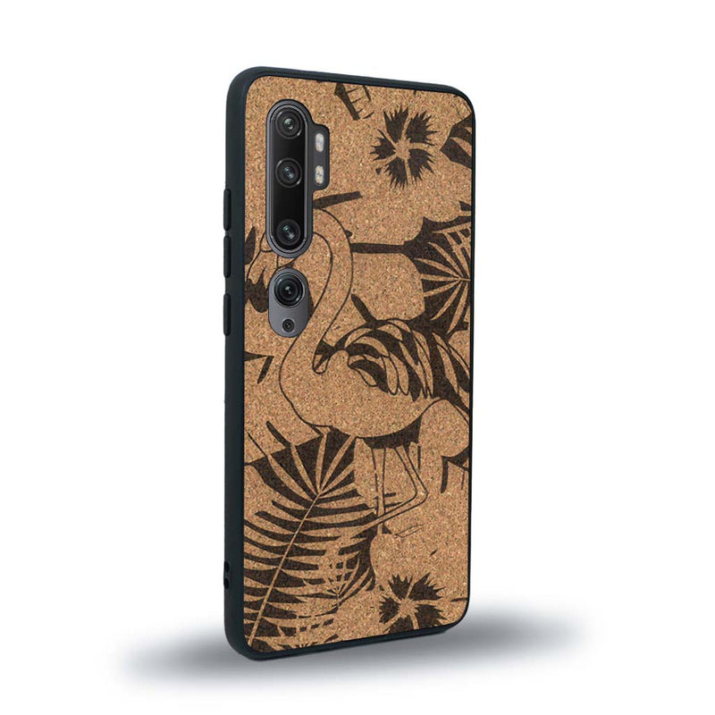 Coque de protection en bois véritable fabriquée en France pour Xiaomi Mi Note 10 Pro sur le thème de la nature et des animaux représentant un flamant rose entre des fougères