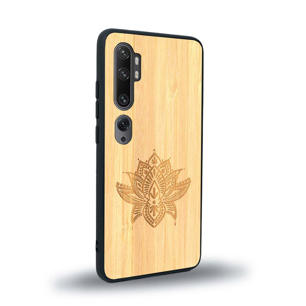 Coque de protection en bois véritable fabriquée en France pour Xiaomi Mi Note 10 Pro sur le thème de la nature et du yoga avec une gravure zen représentant une fleur de lotus