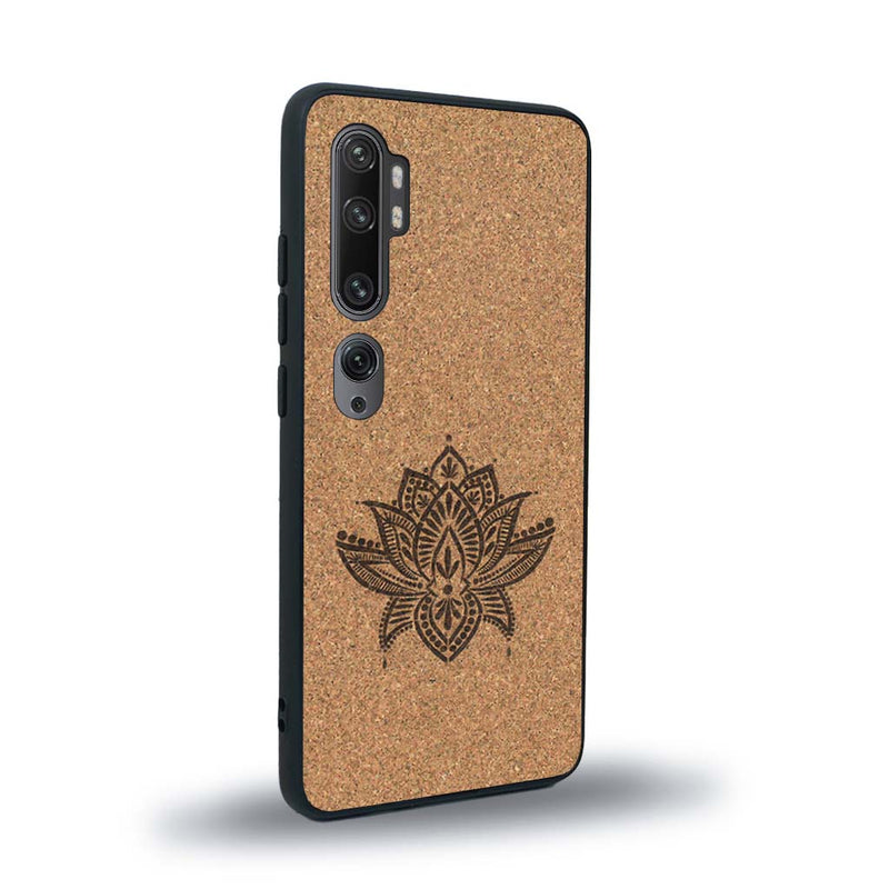 Coque de protection en bois véritable fabriquée en France pour Xiaomi Mi Note 10 Pro sur le thème de la nature et du yoga avec une gravure zen représentant une fleur de lotus