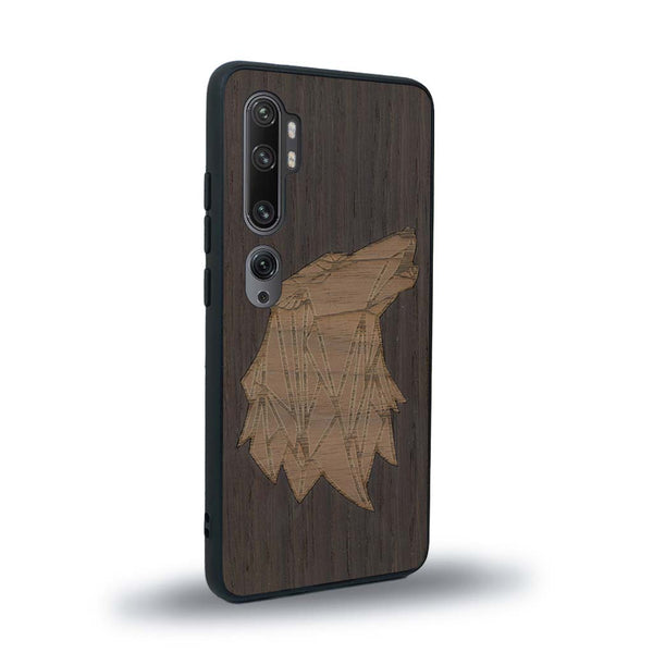 Coque de protection en bois véritable fabriquée en France pour Xiaomi Mi Note 10 Pro alliant du chêne fumé et du noyer représentant une tête de loup géométrique de profil sur le thème des animaux et de la nature