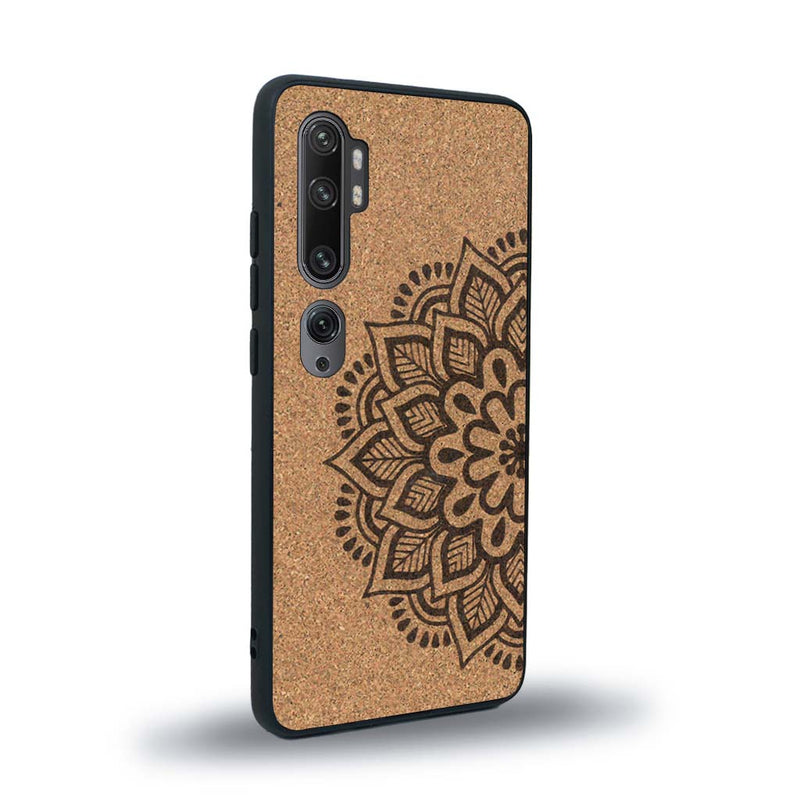 Coque de protection en bois véritable fabriquée en France pour Xiaomi Mi Note 10 Pro sur le thème de la bohème et du tatouage au henné avec une gravure représentant un mandala