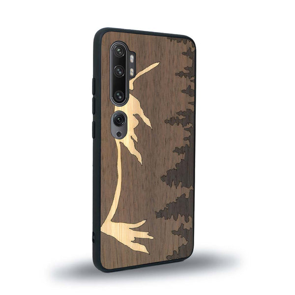 Coque de protection en bois véritable fabriquée en France pour Xiaomi Mi Note 10 Pro sur le thème de la nature et de la montagne qui allie du chêne fumé, du noyer et du bambou représentant le mont mézenc