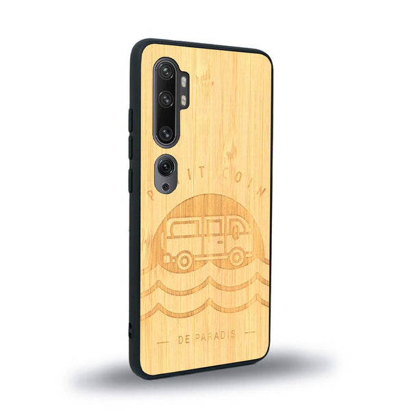 Coque de protection en bois véritable fabriquée en France pour Xiaomi Mi Note 10 Pro sur le thème des voyages en vans, vanlife et chill avec une gravure représentant un van vw combi devant le soleil couchant sur une plage avec des vagues
