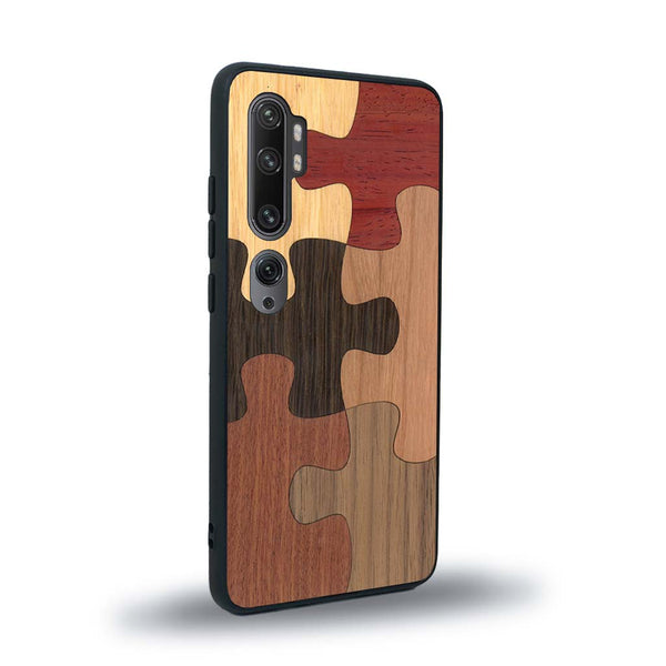 Coque de protection en bois véritable fabriquée en France pour Xiaomi Mi Note 10 Pro représentant un puzzle en six pièces qui allie du chêne fumé, du noyer, du bambou, du padouk, du merisier et de l'acajou
