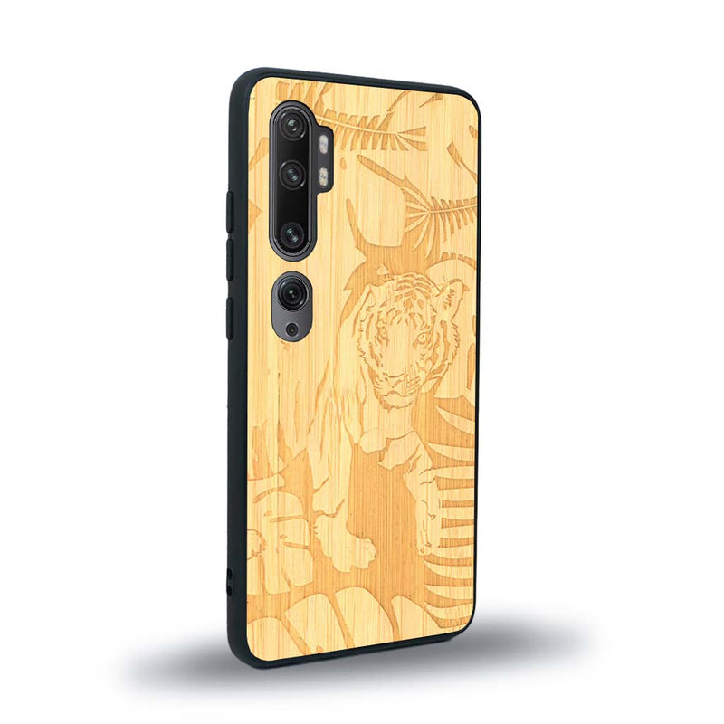 Coque de protection en bois véritable fabriquée en France pour Xiaomi Mi Note 10 Pro sur le thème de la nature et des animaux représentant un tigre dans la jungle entre des fougères