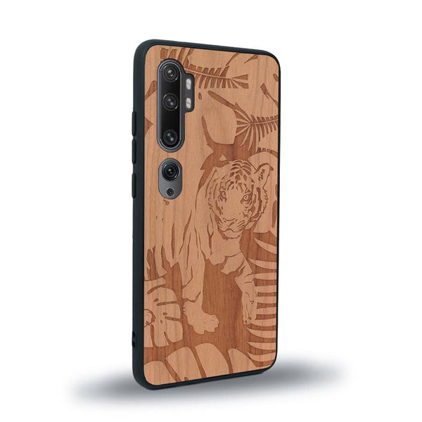 Coque de protection en bois véritable fabriquée en France pour Xiaomi Mi Note 10 Pro sur le thème de la nature et des animaux représentant un tigre dans la jungle entre des fougères