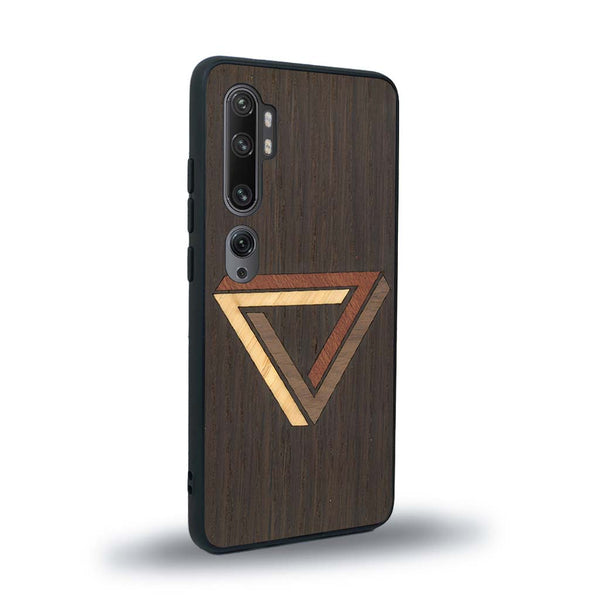 Coque de protection en bois véritable fabriquée en France pour Xiaomi Mi Note 10 Pro sur le thème de l'art géométrique qui allie du chêne fumé, du noyer, du bambou et du padouk représentant le triangle de penrose