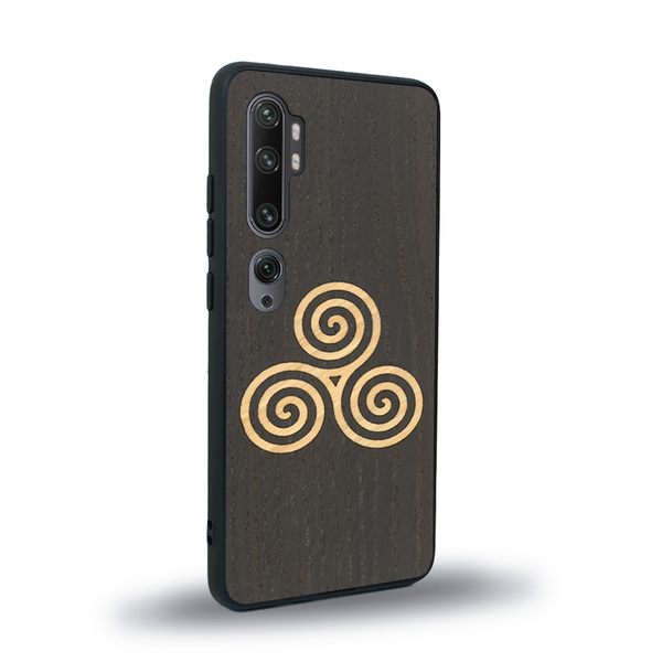 Coque de protection en bois véritable fabriquée en France pour Xiaomi Mi Note 10 Pro alliant du chêne fumé et du bambou et doré représentant un triskell