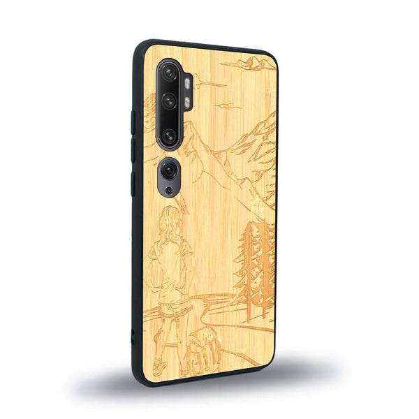 Coque de protection en bois véritable fabriquée en France pour Xiaomi Mi Note 10 Pro sur le thème de la randonnée en montagne et de l'aventure avec une gravure représentant une femme de dos face à un paysage de nature