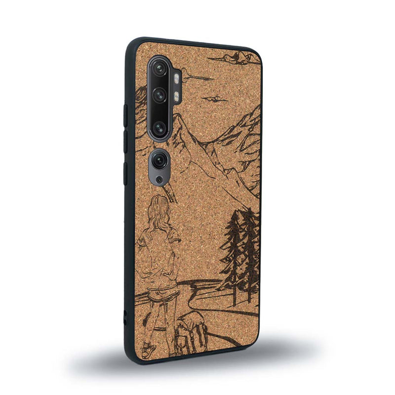 Coque de protection en bois véritable fabriquée en France pour Xiaomi Mi Note 10 Pro sur le thème de la randonnée en montagne et de l'aventure avec une gravure représentant une femme de dos face à un paysage de nature