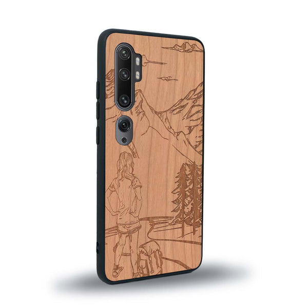 Coque de protection en bois véritable fabriquée en France pour Xiaomi Mi Note 10 Pro sur le thème de la randonnée en montagne et de l'aventure avec une gravure représentant une femme de dos face à un paysage de nature