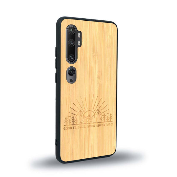 Coque de protection en bois véritable fabriquée en France pour Xiaomi Mi Note 10 Pro sur le thème chill et nature avec un motif représentant un levé de soleil sur un paysage de montagne avec des sapins et un chalet et la phrase "Good friends, good adventure"