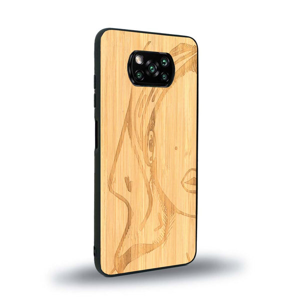 Coque de protection en bois véritable fabriquée en France pour Xiaomi Poco X3 Nfc représentant une silhouette féminine épurée de type line art en collaboration avec l'artiste Maud Dabs