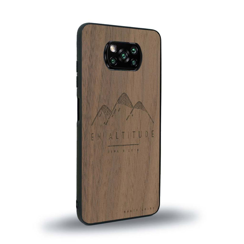 Coque de protection en bois véritable fabriquée en France pour Xiaomi Poco X3 Nfc représentant des montagnes, sur le thème de la randonnée en pleine nature et du trail