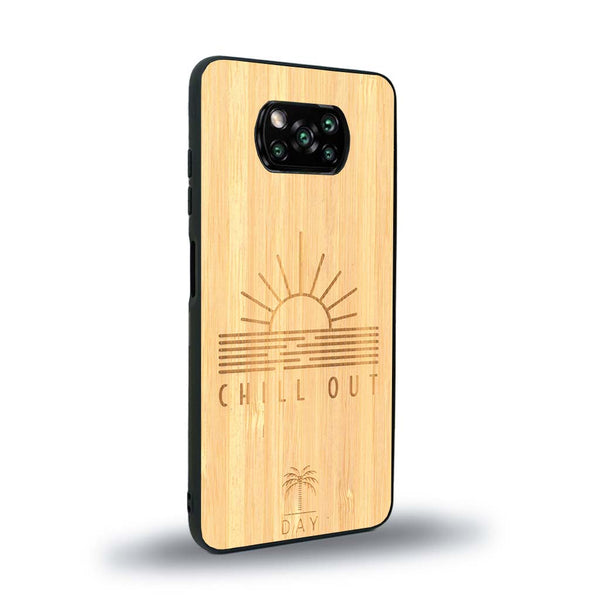 Coque de protection en bois véritable fabriquée en France pour Xiaomi Poco X3 Nfc sur le thème chill avec un motif représentant un couché de soleil sur l'océan et la phrase "Chill out"