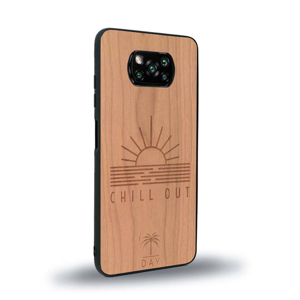 Coque de protection en bois véritable fabriquée en France pour Xiaomi Poco X3 Nfc sur le thème chill avec un motif représentant un couché de soleil sur l'océan et la phrase "Chill out"