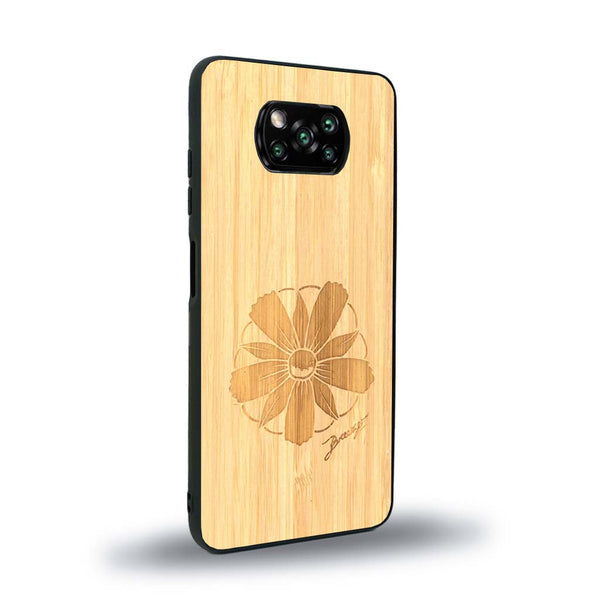Coque de protection en bois véritable fabriquée en France pour Xiaomi Poco X3 Nfc sur le thème des fleurs et de la montagne avec un motif de gravure représentant les pétales d'une fleur des montagnes