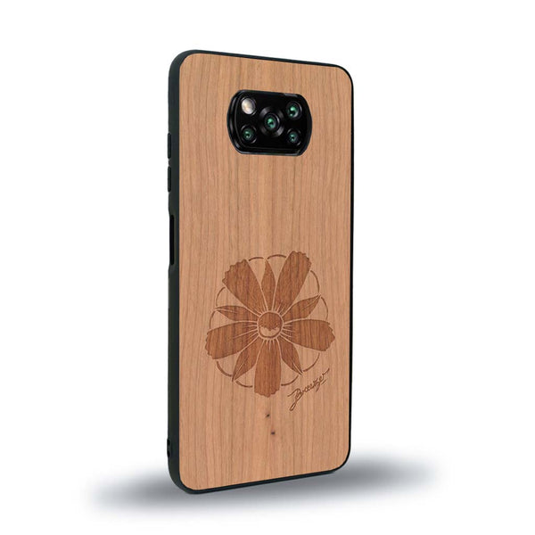 Coque de protection en bois véritable fabriquée en France pour Xiaomi Poco X3 Nfc sur le thème des fleurs et de la montagne avec un motif de gravure représentant les pétales d'une fleur des montagnes