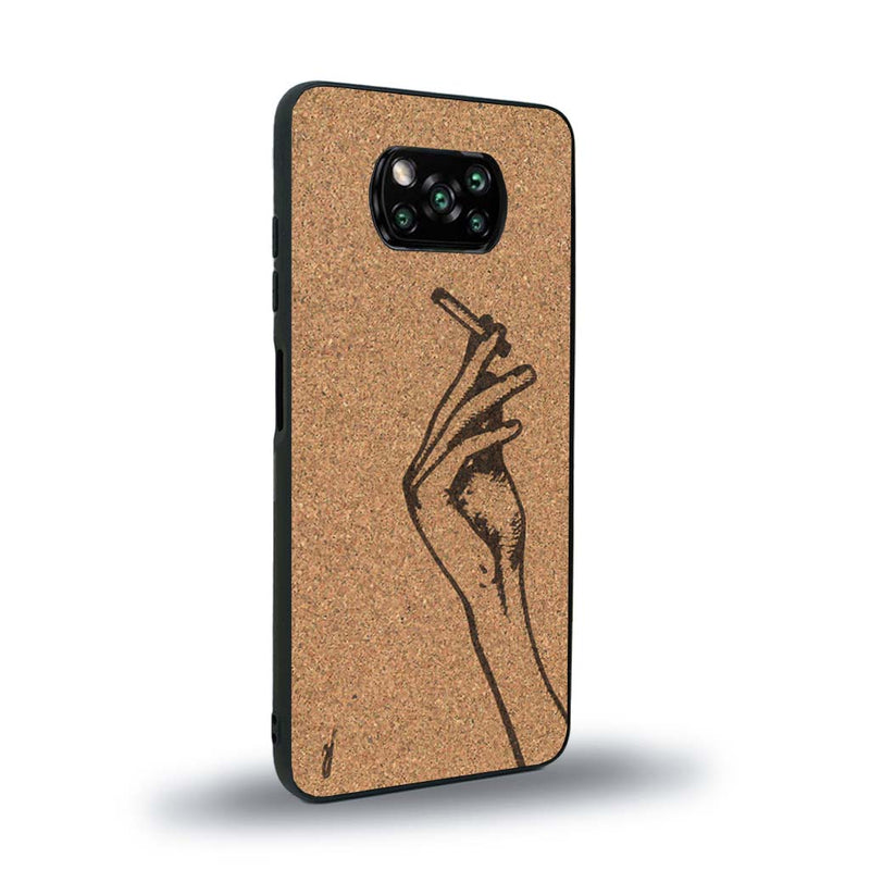 Coque de protection en bois véritable fabriquée en France pour Xiaomi Poco X3 Nfc représentant une main de femme tenant une cigarette de type line art en collaboration avec l'artiste Maud Dabs
