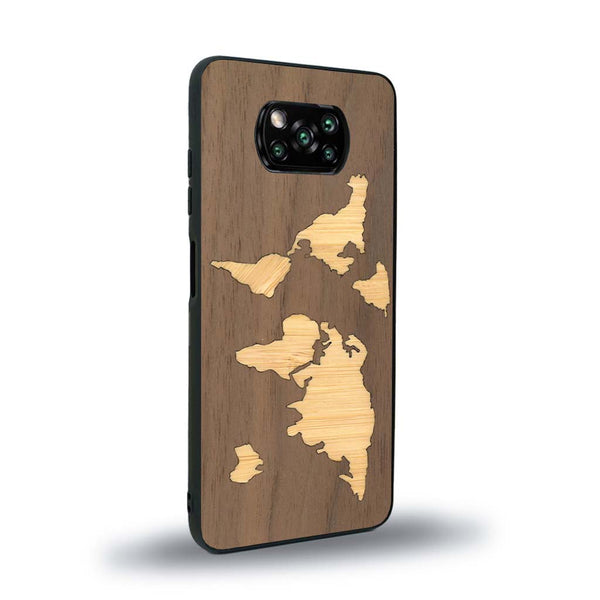 Coque de protection en bois véritable fabriquée en France pour Xiaomi Poco X3 Nfc alliant du bambou et du noyer sur le thème du voyage et de l'aventure représentant une mappemonde