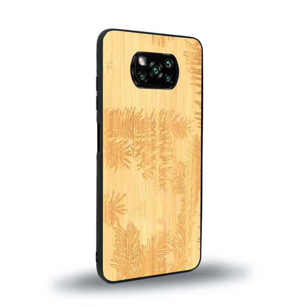 Coque de protection en bois véritable fabriquée en France pour Xiaomi Poco X3 Nfc sur le thème de la nature des arbres avec un motif de gravure représentant des épines de sapin et des pommes de pin