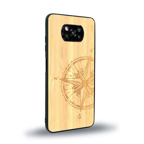 Coque de protection en bois véritable fabriquée en France pour Xiaomi Poco X3 Nfc avec une gravure "rose des vents" sur le thème nautique et de l'océan qui s'inspire des boussoles de pirate