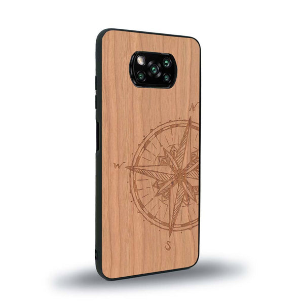Coque de protection en bois véritable fabriquée en France pour Xiaomi Poco X3 Nfc avec une gravure "rose des vents" sur le thème nautique et de l'océan qui s'inspire des boussoles de pirate