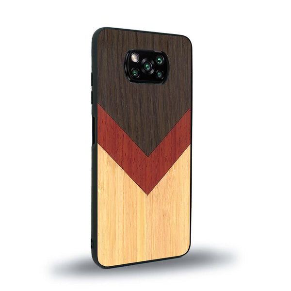 Coque de protection en bois véritable fabriquée en France pour Xiaomi Poco X3 Nfc alliant du chêne fumé, du padouk et du bambou en forme de chevron sur le thème de l'art abstrait