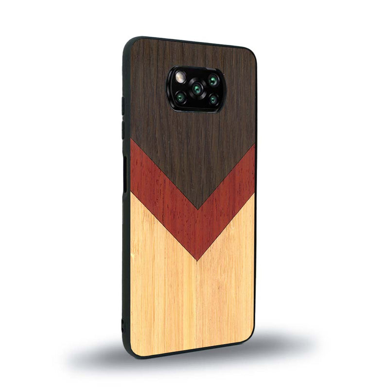 Coque de protection en bois véritable fabriquée en France pour Xiaomi Poco X3 Nfc alliant du chêne fumé, du padouk et du bambou en forme de chevron sur le thème de l'art abstrait
