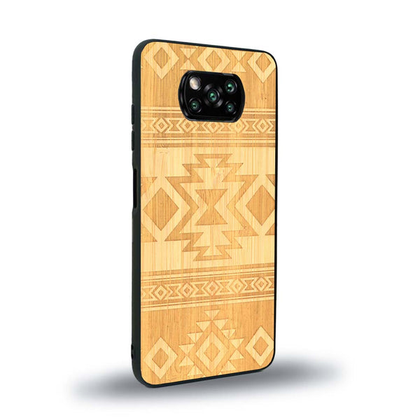 Coque de protection en bois véritable fabriquée en France pour Xiaomi Poco X3 Nfc avec des motifs géométriques s'inspirant des temples aztèques, mayas et incas