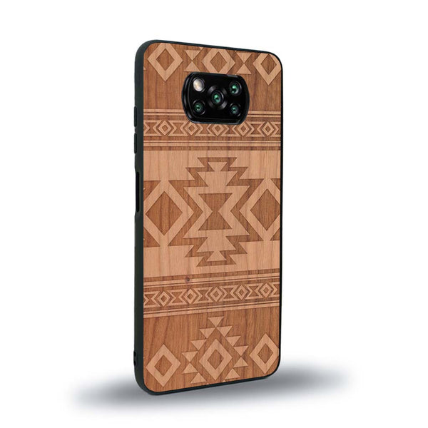 Coque de protection en bois véritable fabriquée en France pour Xiaomi Poco X3 Nfc avec des motifs géométriques s'inspirant des temples aztèques, mayas et incas