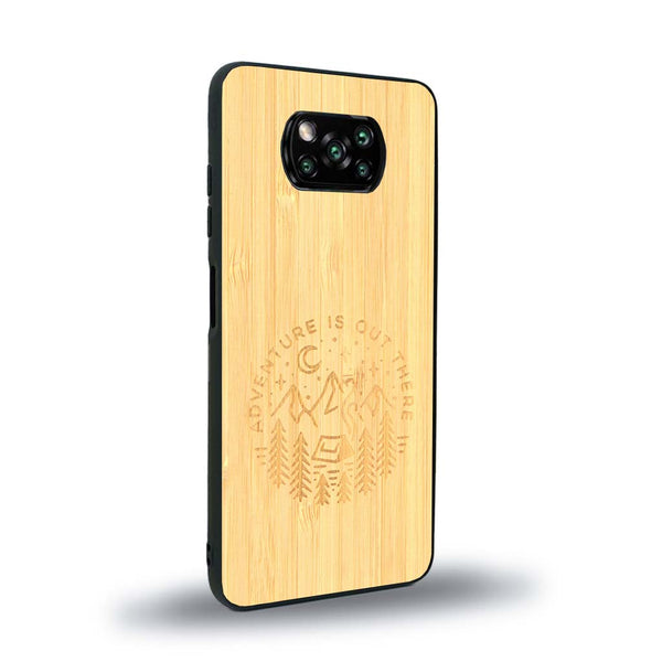 Coque de protection en bois véritable fabriquée en France pour Xiaomi Poco X3 Nfc sur le thème du camping en pleine nature et du bivouac avec la phrase "Aventure is out there"