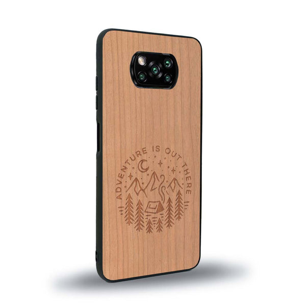 Coque de protection en bois véritable fabriquée en France pour Xiaomi Poco X3 Nfc sur le thème du camping en pleine nature et du bivouac avec la phrase "Aventure is out there"