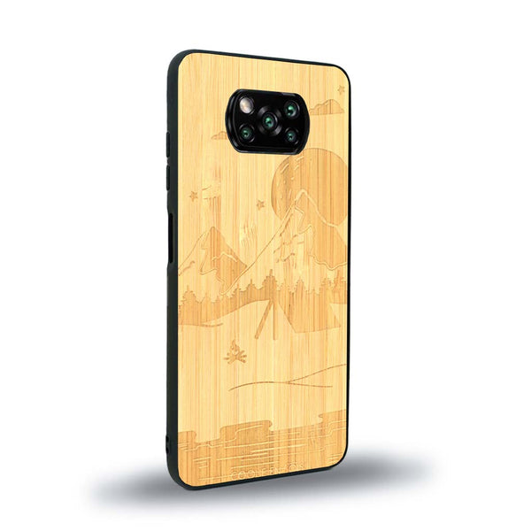 Coque de protection en bois véritable fabriquée en France pour Xiaomi Poco X3 Nfc sur le thème du camping en pleine nature représentant une tente avec un feu de camp entouré de montagnes