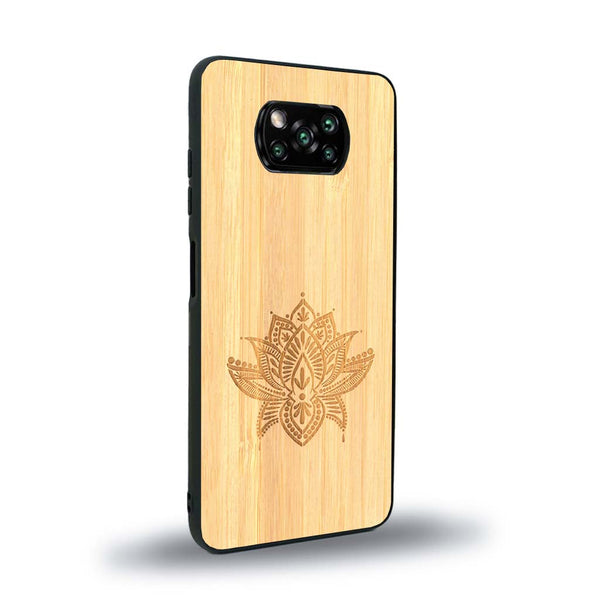 Coque de protection en bois véritable fabriquée en France pour Xiaomi Poco X3 Nfc sur le thème de la nature et du yoga avec une gravure zen représentant une fleur de lotus