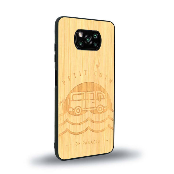 Coque de protection en bois véritable fabriquée en France pour Xiaomi Poco X3 Nfc sur le thème des voyages en vans, vanlife et chill avec une gravure représentant un van vw combi devant le soleil couchant sur une plage avec des vagues