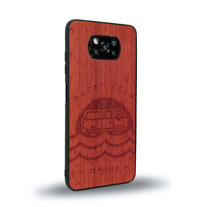 Coque de protection en bois véritable fabriquée en France pour Xiaomi Poco X3 Nfc sur le thème des voyages en vans, vanlife et chill avec une gravure représentant un van vw combi devant le soleil couchant sur une plage avec des vagues