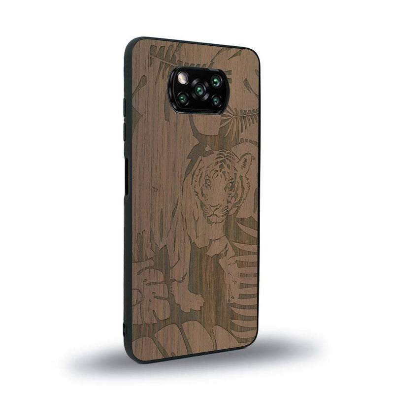 Coque de protection en bois véritable fabriquée en France pour Xiaomi Poco X3 Nfc sur le thème de la nature et des animaux représentant un tigre dans la jungle entre des fougères