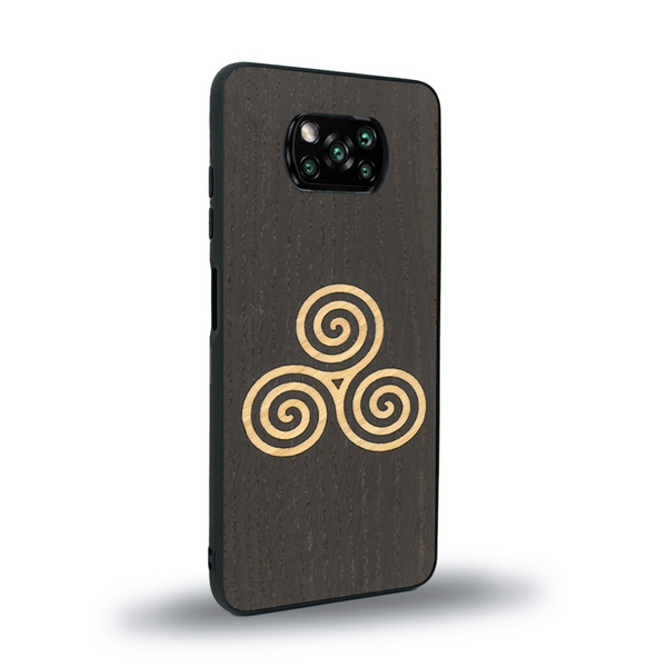 Coque de protection en bois véritable fabriquée en France pour Xiaomi Poco X3 Nfc alliant du chêne fumé et du bambou et doré représentant un triskell