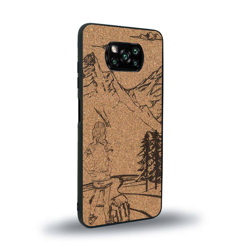 Coque de protection en bois véritable fabriquée en France pour Xiaomi Poco X3 Nfc sur le thème de la randonnée en montagne et de l'aventure avec une gravure représentant une femme de dos face à un paysage de nature