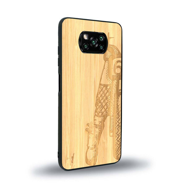 Coque de protection en bois véritable fabriquée en France pour Xiaomi Poco X3 Nfc représentant une vue de face d'une femme sur une moto vintage dessinée à la main par l'artiste Maud Dabs