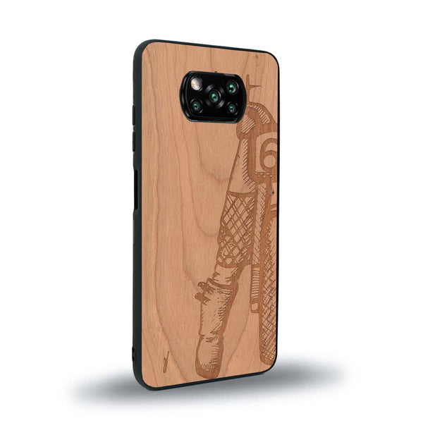 Coque de protection en bois véritable fabriquée en France pour Xiaomi Poco X3 Nfc représentant une vue de face d'une femme sur une moto vintage dessinée à la main par l'artiste Maud Dabs