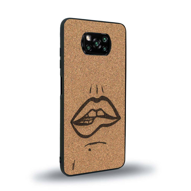 Coque de protection en bois véritable fabriquée en France pour Xiaomi Poco X3 Nfc représentant de manière minimaliste une bouche de féminine se mordant le coin de la lèvre de manière sensuelle dessinée à la main par l'artiste Maud Dabs