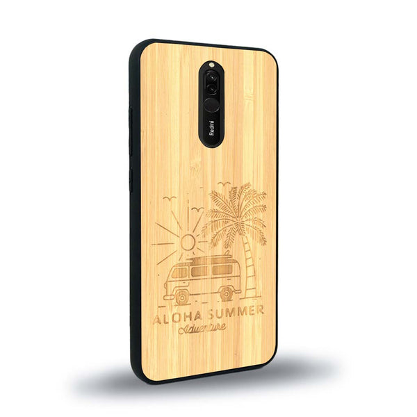 Coque de protection en bois véritable fabriquée en France pour Xiaomi Redmi 8 sur le thème de la plage, de l'été et vanlife.